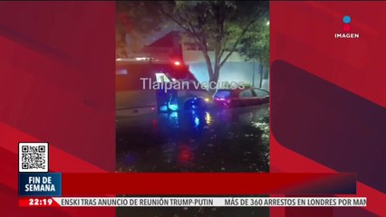Camión empuja un auto que quedó varado en medio de las inundaciones en CDMX