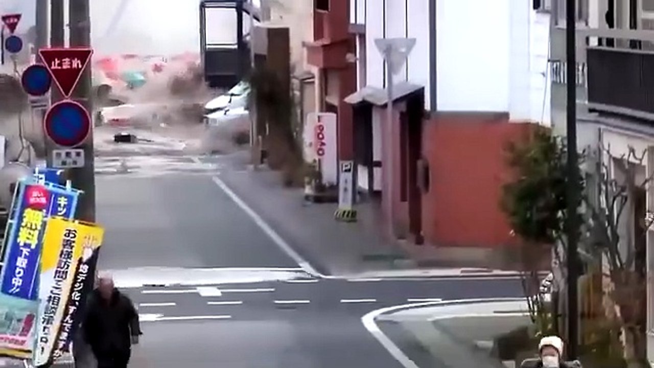 Unbelievable Japan 2011 Tsunami Footage – Nature’s Power Caught on Camera قدرت کی بے قابو طاقت کا وہ لمحہ دیکھیں جب 2011 کا جاپان سونامی شہروں اور گاؤں کو اپنی لپیٹ میں لے لیتا ہے۔ یہ نایاب ویڈیو دکھاتی ہے کہ کیسے پانی کا سمندر سب کچھ بہا لے جاتا ہے۔ ایک