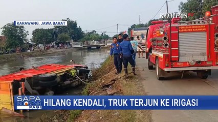 Sopir Hilang Kendali, Truk Bermuatan Pasir Terjun ke Irigasi di Karawang | SAPA PAGI
