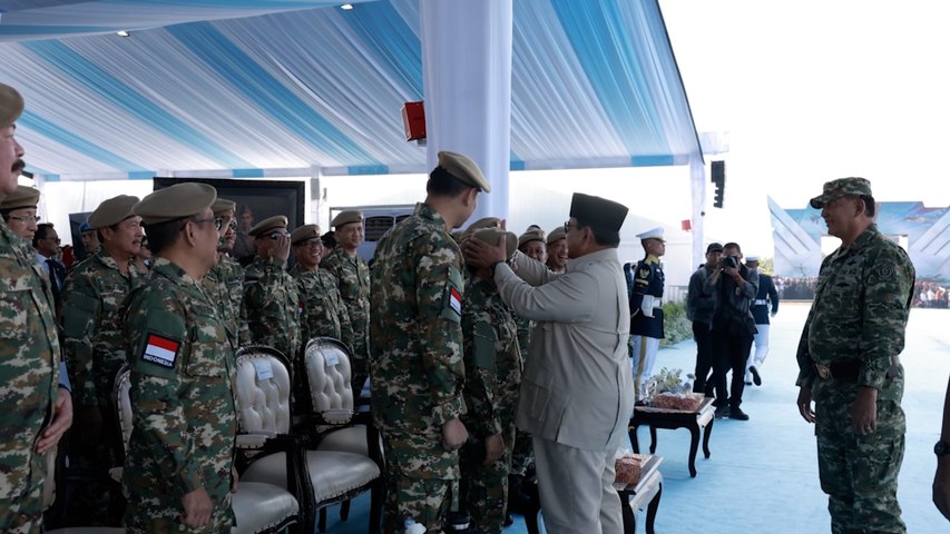 Momen Prabowo Rapikan Baret Cak Imin dan Sultan Najamudin di Upacara Gelar Pasukan