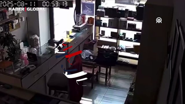 Balıkesir Sındırgı depremi iş yerinin güvenlik kamerasında