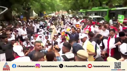 ബാരിക്കേട് ചാടികടന്ന് അഖിലേഷ് യാദവും സമാജ്‌വാദി നേതാക്കളും; റോഡില്‍ കുത്തിയിരുന്ന് പ്രതിഷേധം