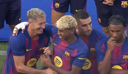 Todo son risas en el Barcelona: el divertido 'pique' entre Lamine y Lewandowski