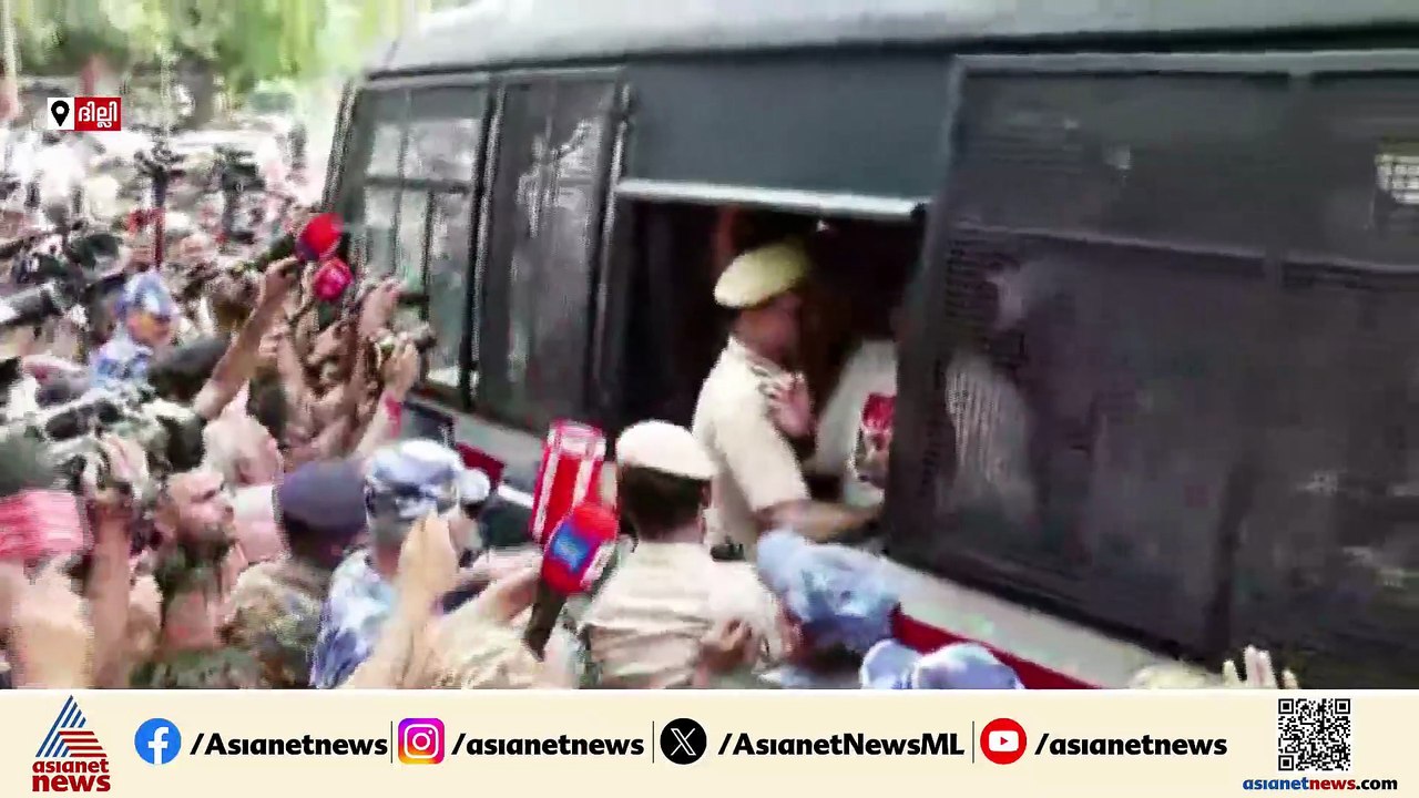 മഹുവ മൊയ്ത്ര എംപിക്ക് ദേഹാസ്വാസ്ഥ്യം;  എംപിമാരെ അറസ്റ്റ് ചെയ്തു നീക്കുന്നു