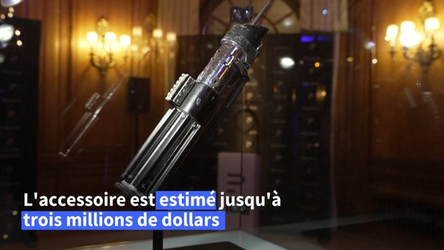 Plusieurs accessoires de cinéma cultes, dont le sabre laser de Dark Vador, mis aux enchères à Londres