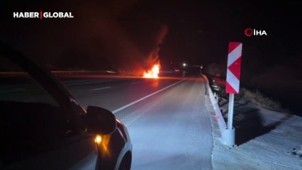 Seyir halindeki araç kendiliğinden yandı, alev topuna döndü