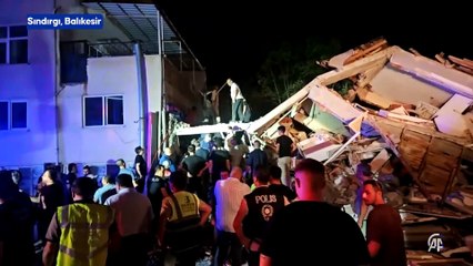 Balıkesir'in Sındırgı ilçesinde gerçekleşen 6,1 büyüklüğünde depremde bir binanın yıkıldığı görüldü