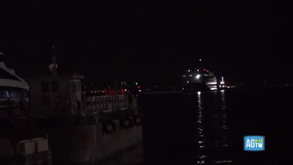 Napoli, il traghetto Tirrenia rimasto alla deriva dopo l'incendio a bordo. I passeggeri: «È stato un incubo»