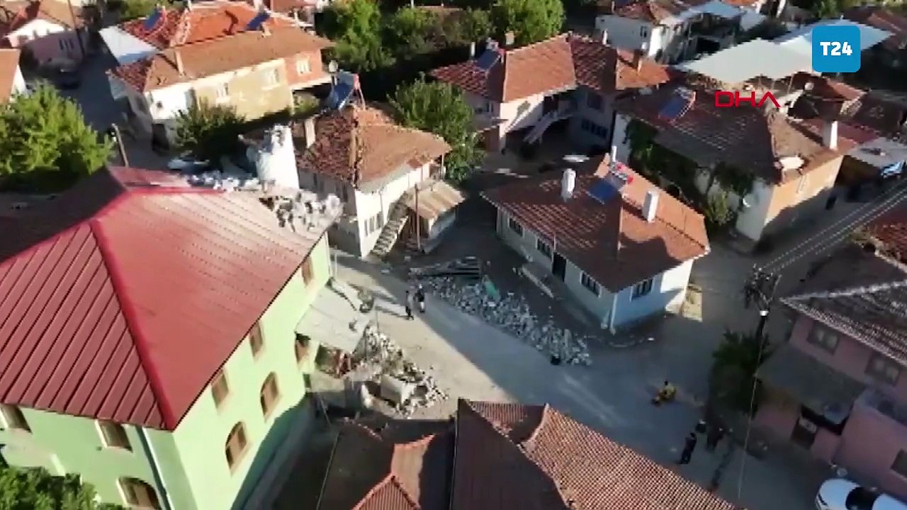 Sındırgı’da 6.1’lik depremde yıkılan ve hasar gören binalar havadan görüntülendi