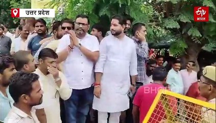 फतेहपुर में मकबरे को लेकर बवाल, मंदिर बताकर हिंदू संगठनों ने फहराया भगवा झंडा और की तोड़फोड़