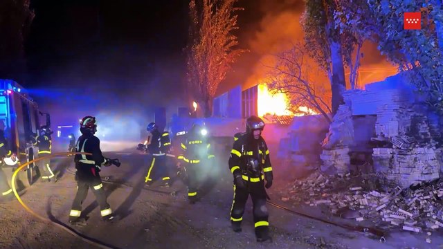 Un centenar de desalojados en un hotel tras el incendio de una nave de Getafe