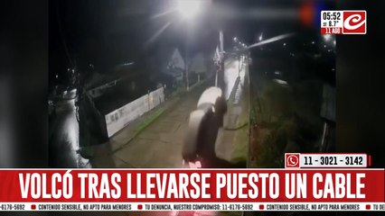 Tremendo: perdió el control, chocó, voló por el aire, terminó volcado... ¡y salió caminando!