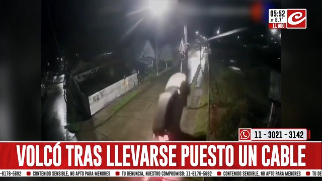 Tremendo: perdió el control, chocó, voló por el aire, terminó volcado... ¡y salió caminando!