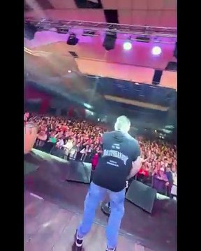 El cantante de Dale Q’ Va cayó del escenario y quedó internado de urgencia