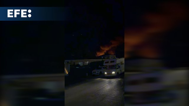 Desalojan un camping en El Vendrell (Tarragona) por un incendio que ha quemado quince vehículos