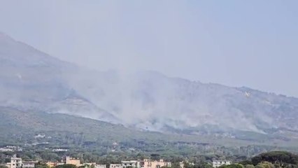 Vesuvio in Fiamme: Canadair e Elicotteri in Azione per Contenere l'Incendio🔥