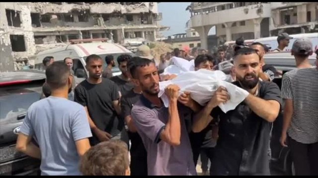 I funerali dei giornalisti uccisi nell'attacco israeliano a Gaza