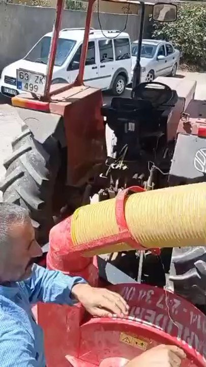 Şanlıurfa’nın Haliliye ilçesine bağlı Kısas kırsal mahallesinde yaşanan elektrik kesintisi, taziye evinde dikkat çeken bir manzaraya neden oldu.
