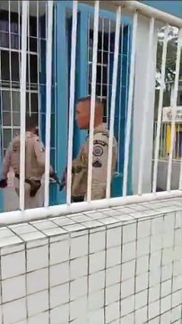 Com facão em mãos, homem em surto invade fórum de cidade baiana e causa destruição