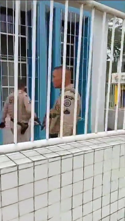 Com facão em mãos, homem em surto invade fórum...
