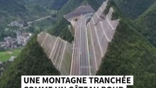 Une montagne coupée en deux comme un gâteau par une autoroute en Chine