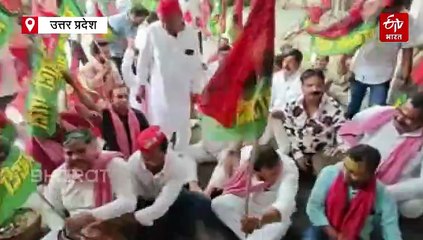 अखिलेश यादव को हिरासत में लेने पर भड़के सपाई; सड़कों पर उतरकर किया प्रदर्शन, बोले- रिहाई न होने पर होगा बड़ा आंदोलन