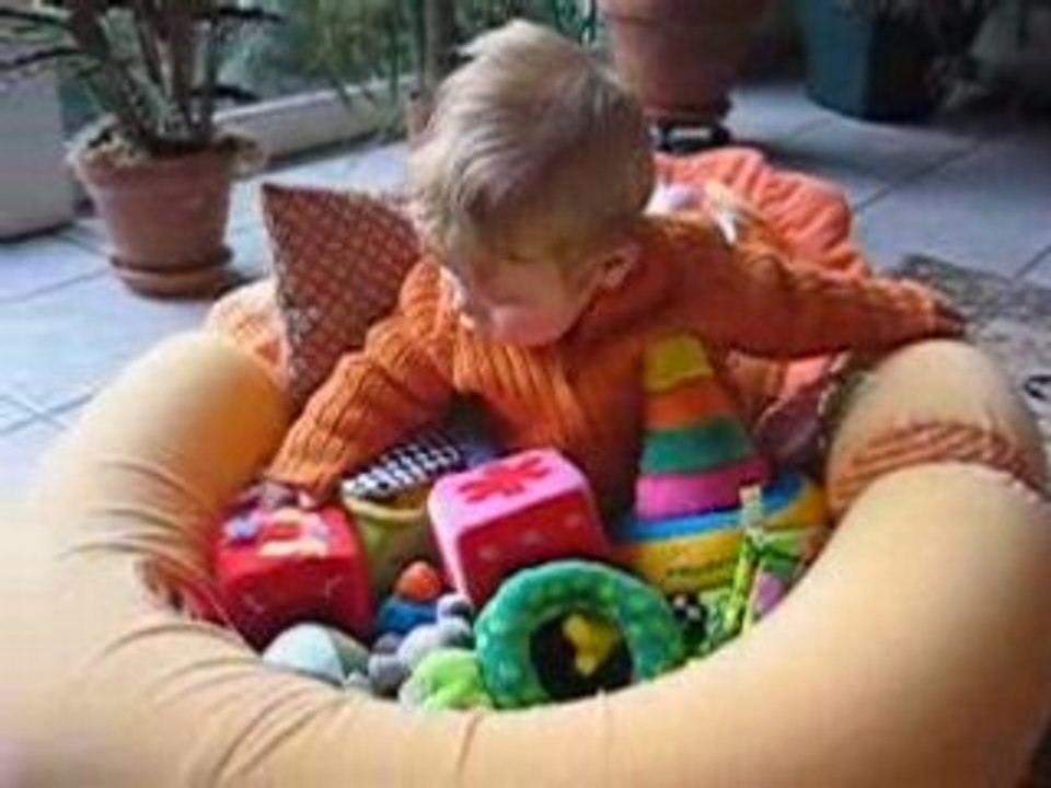 Simon assis dans sa piscine de jouets