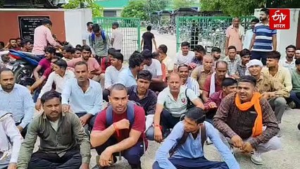 रायबरेली रेल कोच फैक्ट्री के कर्मचारियों को 3 महीने से नहीं मिली सैलरी; हड़ताल पर बैठे सैकड़ों ठेका कर्मचारी