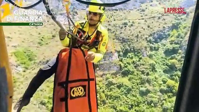 Catania, Guardia di finanza soccorre un escursionista caduto nei Laghetti di Cavagrande