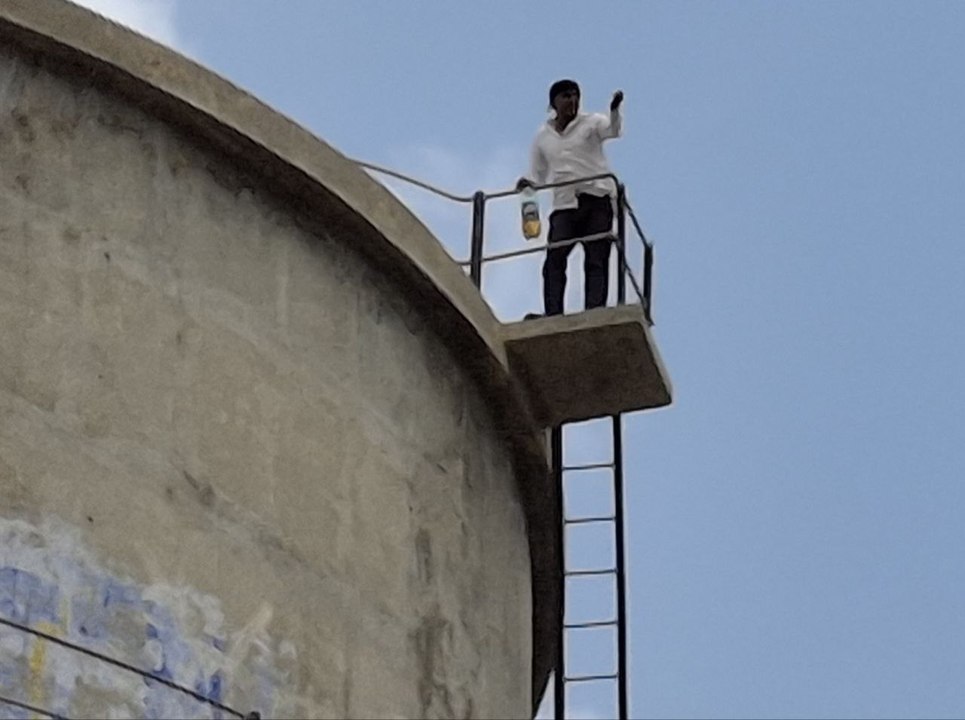घर के आगे नहीं हुई सफाई तो पानी की टंकी पर चढ़ा युवक, आश्वासन पर उतरा नीचे