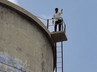 घर के आगे नहीं हुई सफाई तो पानी की टंकी पर चढ़ा युवक, आश्वासन पर उतरा नीचे
