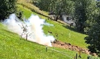 Gli artificieri fanno esplodere i candelotti trovati in una soffitta a Rabbi