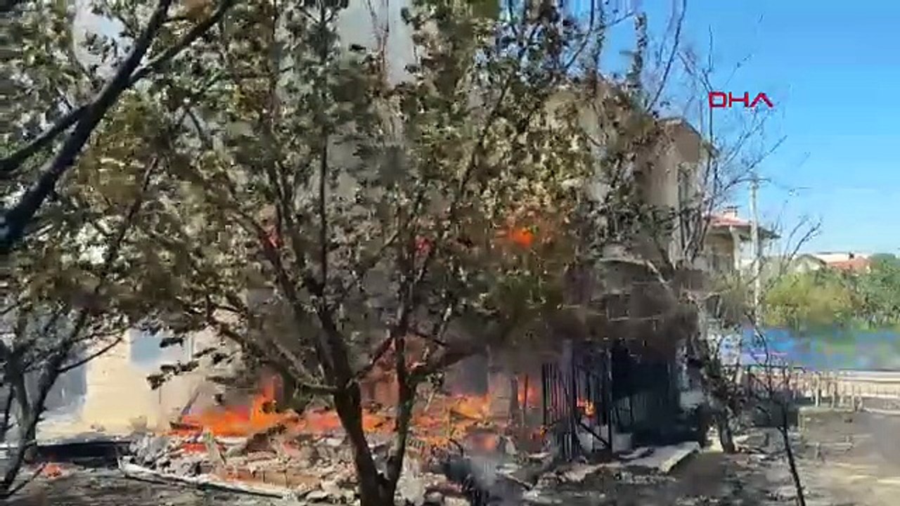 Çanakkale alev alev yanıyor: Havalimanı ve boğaz kapatıldı