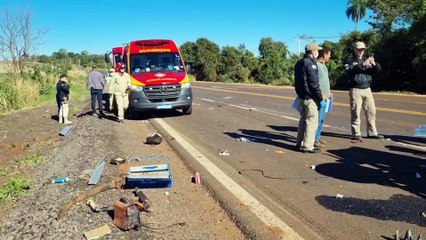 Caminhonete capota e carro vai para no barranco após colisão frontal na BR-369