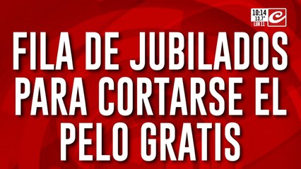 Jubilados hacen largas colas para obtener un corte de cabello gratis
