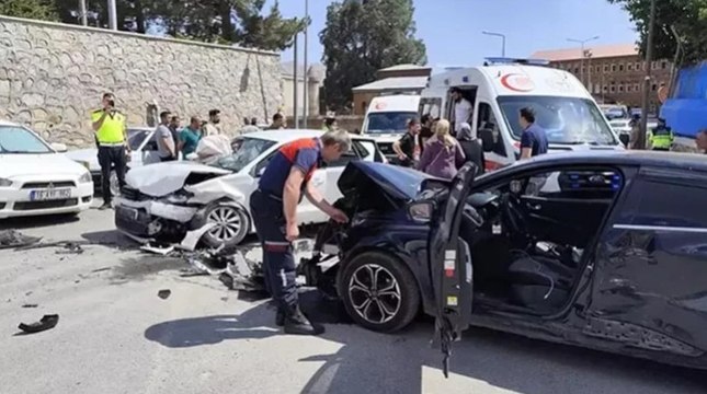 Bitlis’te kafa kafaya çarpışan otomobillerde 5’i çocuk 10 kişi yaralandı
