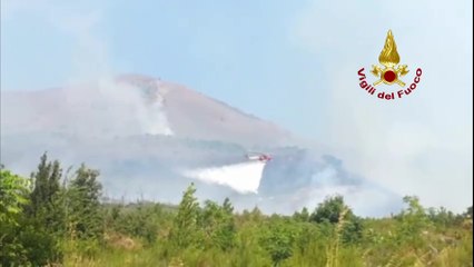 Incendio sul Vesuvio, arrivano rinforzi da fuori regione (11.08.25)