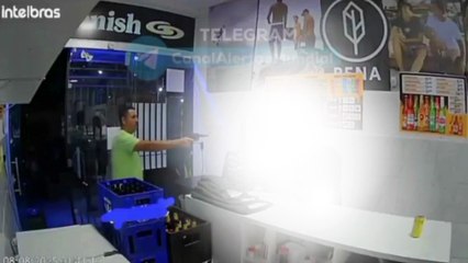 Graban ataque a cliente de tienda en Brasil