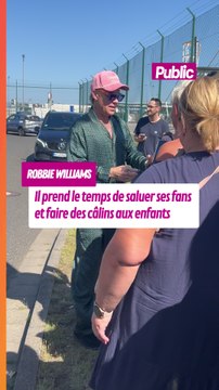Robbie Williams prend le temps de bien saluer ses fans allemands à sa descente d'avion. Grand artiste.
