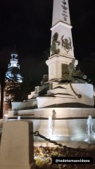Monumento a los Héroes de Santiago de Cuba y Cavite por la noche
