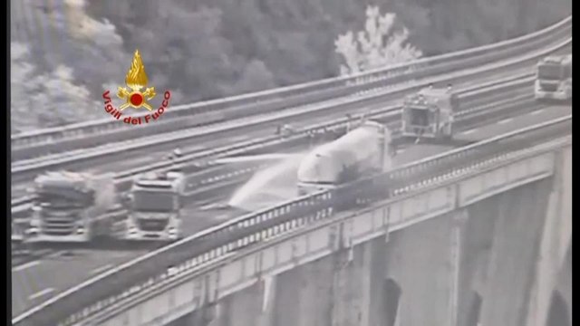 Autostrada A1, prende fuoco la gomma di un'autocisterna Gpl: circolazione bloccata