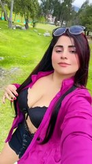 Adriana Ríos la original en un parque con mucha calor