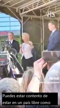 Von der Leyen presume de libertad de expresión ante detención de un asistente al mitin que discrepa de lo que dice von der Leyen