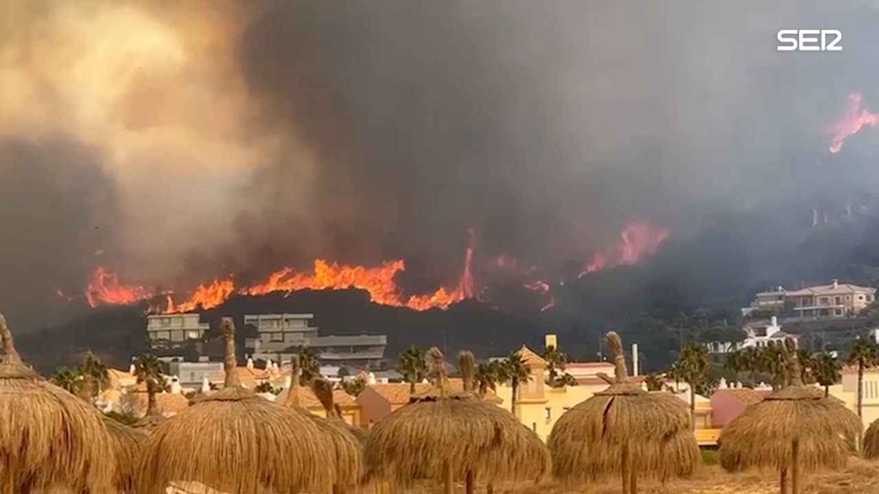 El incendio de Tarifa visto desde la playa de Zahara de los Atunes