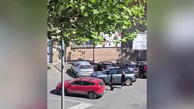 MACCHINA IMPEDISCE L’USCITA DAL PARCHEGGIO E GUARDATE CHE SUCCEDE QUANDO ARRIVA LA PROPRIETARIA!!