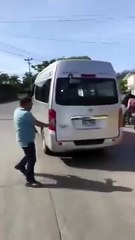 '¿Porqué estás sacando machete?': conductores de bus y taxi pelan vía en Roatán