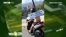 Motociclista celebró su última cuota movilizándose en ropa interior en las calles de Medellín