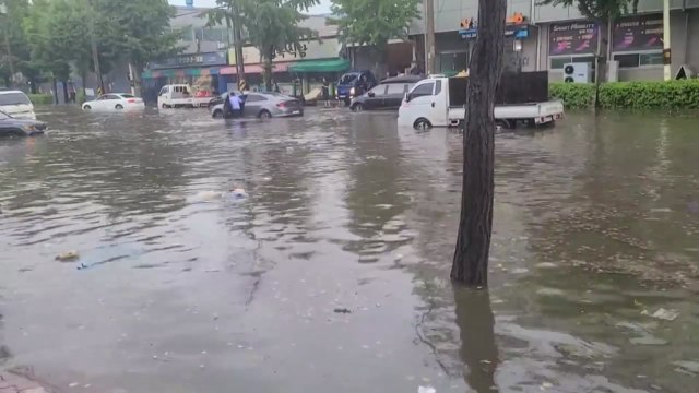 [제보영상] 폭우에 인천 서구 도로 침수...트럭도 천천히 이동 / YTN