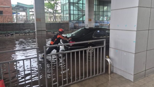 [제보영상] 호우로 도로 침수...소방, 차량 안전조치 / YTN
