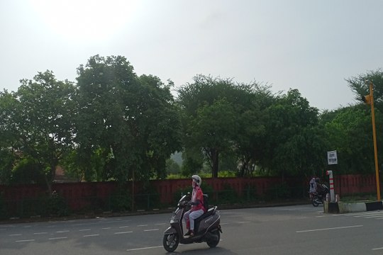 Jaipur Weather : जयपुर में आज सवेरे से ही हल्के बादल छाए, हवा चलने से मौसम हुआ सुहाना